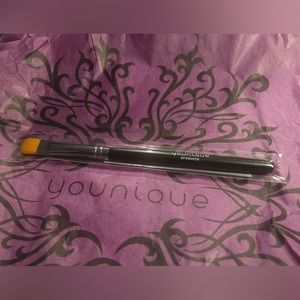 Younique makeup Cream Shadow brush new in packaging.